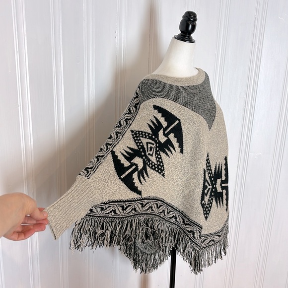TIMING Aztec inspired poncho sweater - Picture 4 of 7